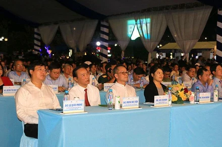 Các đại biểu dự lễ khai mạc.