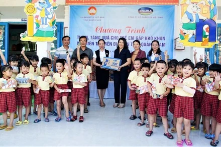 Đại diện Vinamilk trao các phần quà dinh dưỡng, san sẻ với khó khăn của người dân vùng lũ tại 3 tỉnh, thành phố: Đà Nẵng, Quảng Nam, Thừa Thiên Huế.