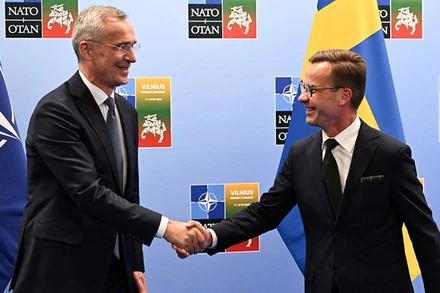 Tổng Thư ký NATO Jens Stoltenberg (trái) và Thủ tướng Thụy Điển Ulf Kristersson. (Nguồn: Bloomberg/TTXVN)