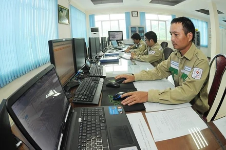 Kỹ sư vận hành trạm biến áp 500kV Sơn La. (Ảnh: TRẦN HẢI)