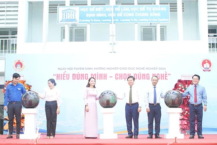 Ông Lê Văn Thinh, Giám đốc Sở Lao động-Thương binh và Xã hội Thành phố Hồ Chí Minh cùng các đại biểu thực hiện nghi thức khai mạc ngày hội. Ảnh: molisa.gov.vn