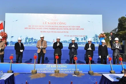 Các đại diện thực hiện nghi thức khởi công dự án. (Ảnh: PHẠM LINH)