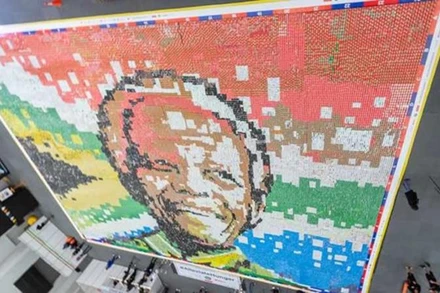 Bức tranh khảm chân dung cựu Tổng thống Nelson Mandela. (Nguồn: iol.co.za/TTXVN)