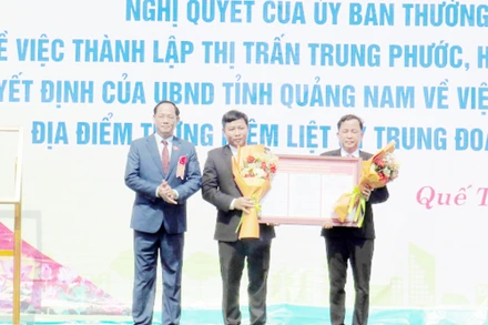Phó Chủ tịch Quốc hội Trần Quang Phương trao Nghị quyết thành lập thị trấn Trung Phước cho đại diện lãnh đạo địa phương.