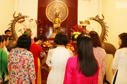 Thành kính dâng hương tưởng nhớ Chủ tịch Hồ Chí Minh vĩ đại (Ảnh: NGUYỄN HIỆP)