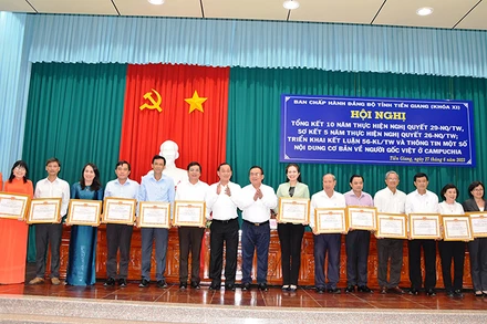 Tặng Bằng khen của Ban Chấp hành Đảng bộ tỉnh Tiền Giang khóa XI cho các tập thể có thành tích nổi bật.