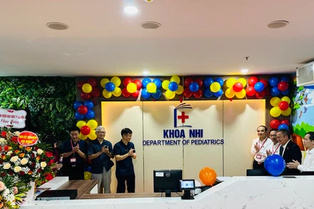 Cắt băng khánh thành Khoa Nhi của Bệnh viện Đại học Y Hà Nội.