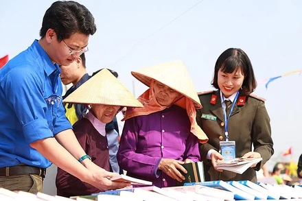 “Ngày hội đổi sách” trong khuôn khổ Hội trại “Tuổi trẻ Công an nhân dân học tập, thực hiện Sáu điều Bác Hồ dạy”.