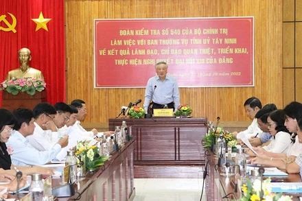 Đồng chí Nguyễn Hòa Bình, Ủy viên Bộ Chính trị, Bí thư Trung ương Đảng, Chánh án Tòa án nhân dân tối cao, Trưởng Đoàn kiểm tra của Bộ Chính trị, phát biểu tại buổi làm việc với Ban Thường vụ Tỉnh ủy Tây Ninh.