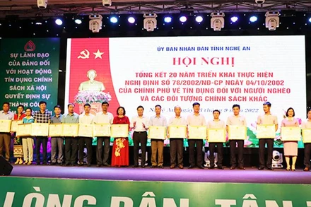 Tặng Bằng khen cho các tập thể và cá nhân có thành tích xuất sắc trong hoạt động tín dụng chính sách. 