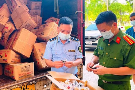 Công an tỉnh Lào Cai thu giữ lô hàng 54.000 cái bánh dẻo không rõ nguồn gốc.