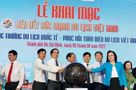 Các đại biểu thực hiện nghi thức khai mạc.