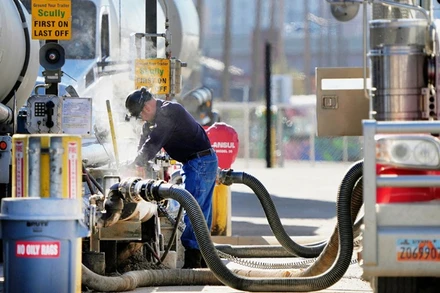Xe tải chở dầu thô tới nhà máy lọc dầu ở Mỹ. (Ảnh: AFP/TTXVN)