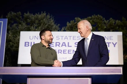 Tổng thống Mỹ Joe Biden và người đồng cấp Ukraine Volodymyr Zelensky ký thỏa thuận an ninh. (Nguồn: Getty/TTXVN)