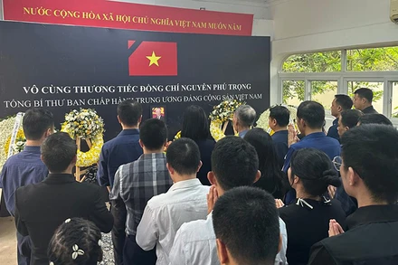 Cộng đồng người Việt Nam tại Tanzania viếng Tổng Bí thư Nguyễn Phú Trọng.