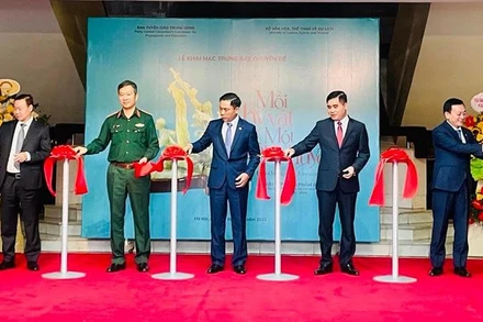 Các đại biểu cắt băng khai mạc trưng bày.