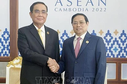 Thủ tướng Phạm Minh Chính gặp Thủ tướng Thái Lan Prayut Chan-o-cha. (Ảnh: TTXVN)