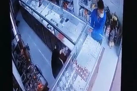 Hình ảnh đối tượng cướp tiệm vàng do camera ghi lại.