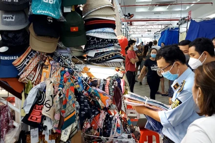 Lực lượng quản lý thị trường kiểm tra đột xuất các gian hàng tại Trung tâm mua sắm Saigon Square. (Ảnh: Tổng cục Quản lý thị trường)