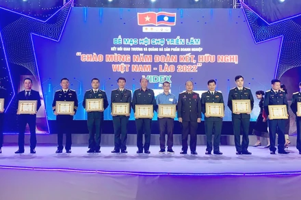 Trao tặng khen thưởng tại lễ bế mạc.