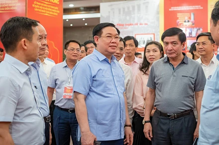 Chủ tịch Quốc hội Vương Đình Huệ kiểm tra công tác chuẩn bị lễ trao giải Diên Hồng.