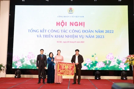 Công đoàn Y tế Việt Nam nhận Cờ thi đua xuất sắc của Tổng Liên đoàn Lao động Việt Nam năm 2022.