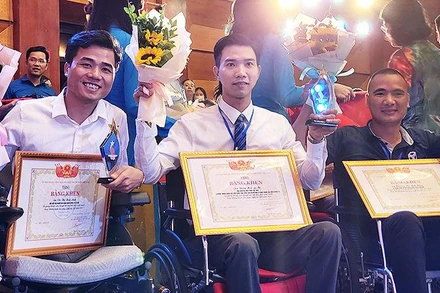 Các đại biểu chương trình "Tỏa sáng nghị lực Việt" năm 2022 nhận Bằng khen và các phần quà từ ban tổ chức. 