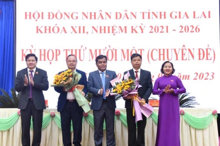 Ông Nguyễn Hữu Quế (thứ hai từ phải sang) và ông Dương Mah Tiệp (thứ ba từ trái sang) trúng cử chức danh Phó Chủ tịch Ủy ban nhân dân tỉnh khóa 12 (nhiệm kỳ 2021-2026). 