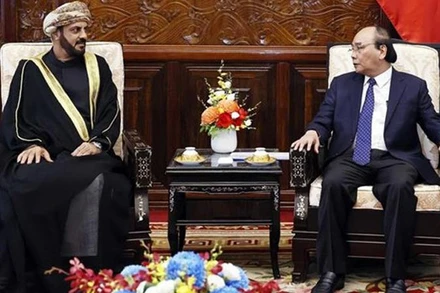 Chủ tịch nước Nguyễn Xuân Phúc tiếp Đại sứ Oman Saleh Mohamed Ahmed Al Suqri. (Ảnh: Thống Nhất/TTXVN)