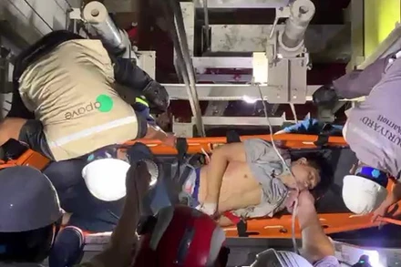 Lực lượng cứu hộ nỗ lực đưa nam công nhân lên từ hố sâu 7m.