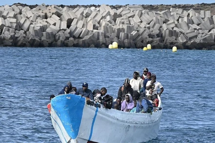 Người di cư được đưa tới cảng La Restinga, quần đảo Canary, Tây Ban Nha, sau khi được giải cứu trên biển. (Ảnh: AFP/TTXVN)