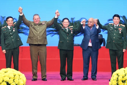 Nhà nước Cuba đã quyết định trao Huân chương Playa Girón tặng Đại tướng Phan Văn Giang, Đại tướng Ngô Xuân Lịch và Đại tướng Lương Cường.