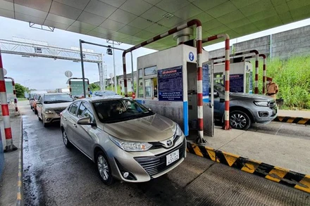 Các phương tiện qua trạm thu phí 51 lên cao tốc Thành phố Hồ Chí Minh-Long Thành-Dầu Giây.