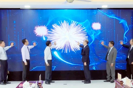 Các đại biểu thực hiện nghi thức khai trương Trung tâm IOC huyện Đạ Tẻh.