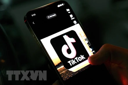 Biểu tượng TikTok trên màn hình điện thoại. (Ảnh: AFP/TTXVN)