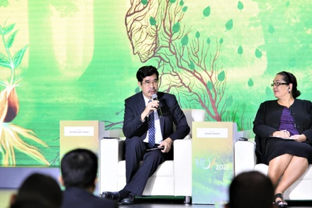 Ông Nguyễn Quốc Khánh (ngoài cùng, bên trái) - Giám đốc Điều hành Nghiên cứu & Phát triển (R&D) Vinamilk cùng các diễn giả trong phiên thảo luận VCSF 2022.