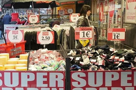 Giá hàng hóa được niêm yết tại một khu chợ ở Berlin, Đức. (Ảnh: THX/TTXVN)