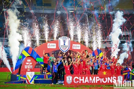 Đội tuyển Việt Nam bùng nổ cảm xúc khi giành chức vô địch.