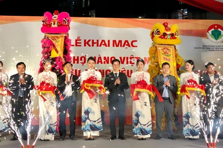 Cắt băng khai mạc Hội chợ.