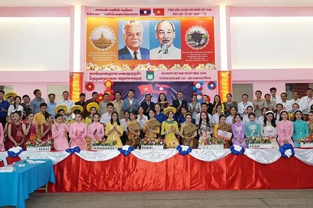 Các đại biểu cùng các đội tham gia cuộc thi chụp ảnh lưu niệm. (Ảnh: TRỊNH QUỐC DŨNG)