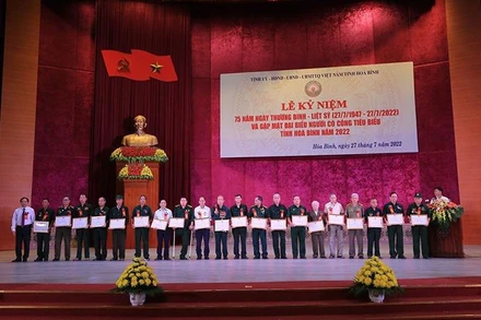 Tặng Bằng khen cho 20 đại biểu người có công đã có nhiều nỗ lực, khắc phục khó khăn, vươn lên trong cuộc sống.