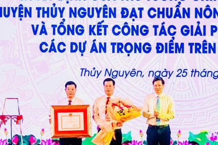 Lãnh đạo Ủy ban nhân dân thành phố Hải Phòng trao Quyết định của Thủ tướng Chính phủ công nhận huyện Thủy Nguyên đạt chuẩn nông thôn mới năm 2020.