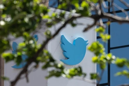 Biểu tượng Twitter trên màn hình điện thoại tại Lille, Pháp. (Ảnh: AFP/TTXVN)