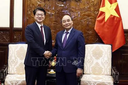 Chủ tịch nước Nguyễn Xuân Phúc tiếp ông Seong Ghi-hong, Chủ tịch, Giám đốc điều hành Hãng Thông tấn Yonhap của Hàn Quốc. (Ảnh: TTXVN)