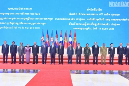 Lãnh đạo Đảng Nhân dân cách mạng Lào và lãnh đạo Đảng Nhân dân Campuchia tại hội nghị. (Ảnh: báo Pasaxon)