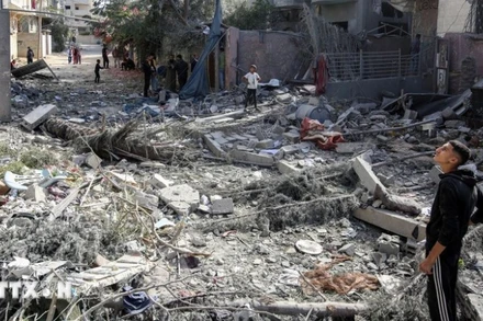 Đống đổ nát sau cuộc không kích của Israel xuống Dải Gaza ngày 17/11/2024. (Ảnh: THX/TTXVN)