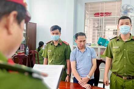 Công an thành phố Long Xuyên đọc lệnh bắt giữ Tú.