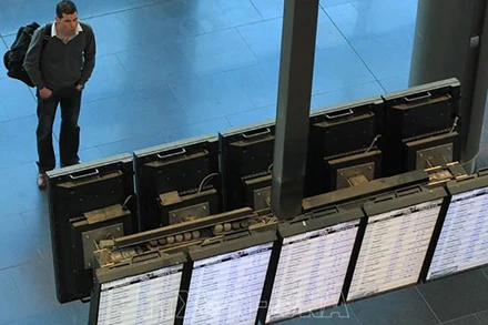 Hành khách theo dõi thông tin chuyến bay tại sân bay quốc tế Dublin, Ireland. (Ảnh minh họa: AFP/TTXVN)