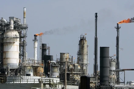 Một nhà máy lọc dầu ở Texas, Mỹ. (Ảnh: AFP/TTXVN)