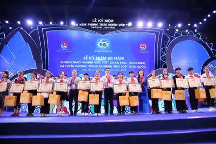 Chủ tịch nước Võ Văn Thưởng và đại diện các bộ, ban, ngành, đoàn thể trao phần thưởng tuyên dương các “Dũng sĩ Nghìn việc tốt” tiêu biểu tại buổi lễ.